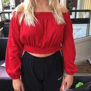 Röd blus från HM - storlek S, sitter bra på personer med XS, jätte bra skick (frakt= 55)