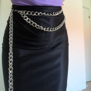 Kedja - Säljer min kedja som man har i midjan! Aldrig använd så i jättebra skick🥰🥰🥰 jätteball detalj att ha i sin outfit verkligen!! Köpt från nelly.com💖