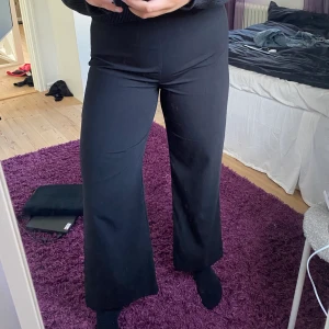 Kostymbyxor  - Säljer mina kostymbyxor från Lindex. I bra skick men säljer dom pågrund av att dom inte passar mig i storleken längre.