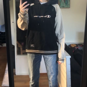 Unik champion hoodie  - Väldigt fin championhoodie från Humana! Bra skick! Väldigt cool design! 