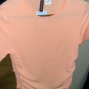 Tröja - • Helt ny med prislappen kvar för har endast provat den. • Storlek M • Skrik orange i färgen men syns tyvärr inte på bild!