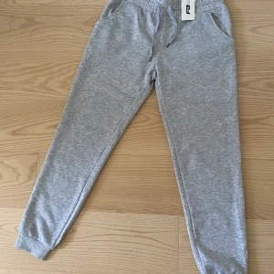 Mjukisar från New yorker - Helt oanvända byxor från new yorker. Ganska små i storlek