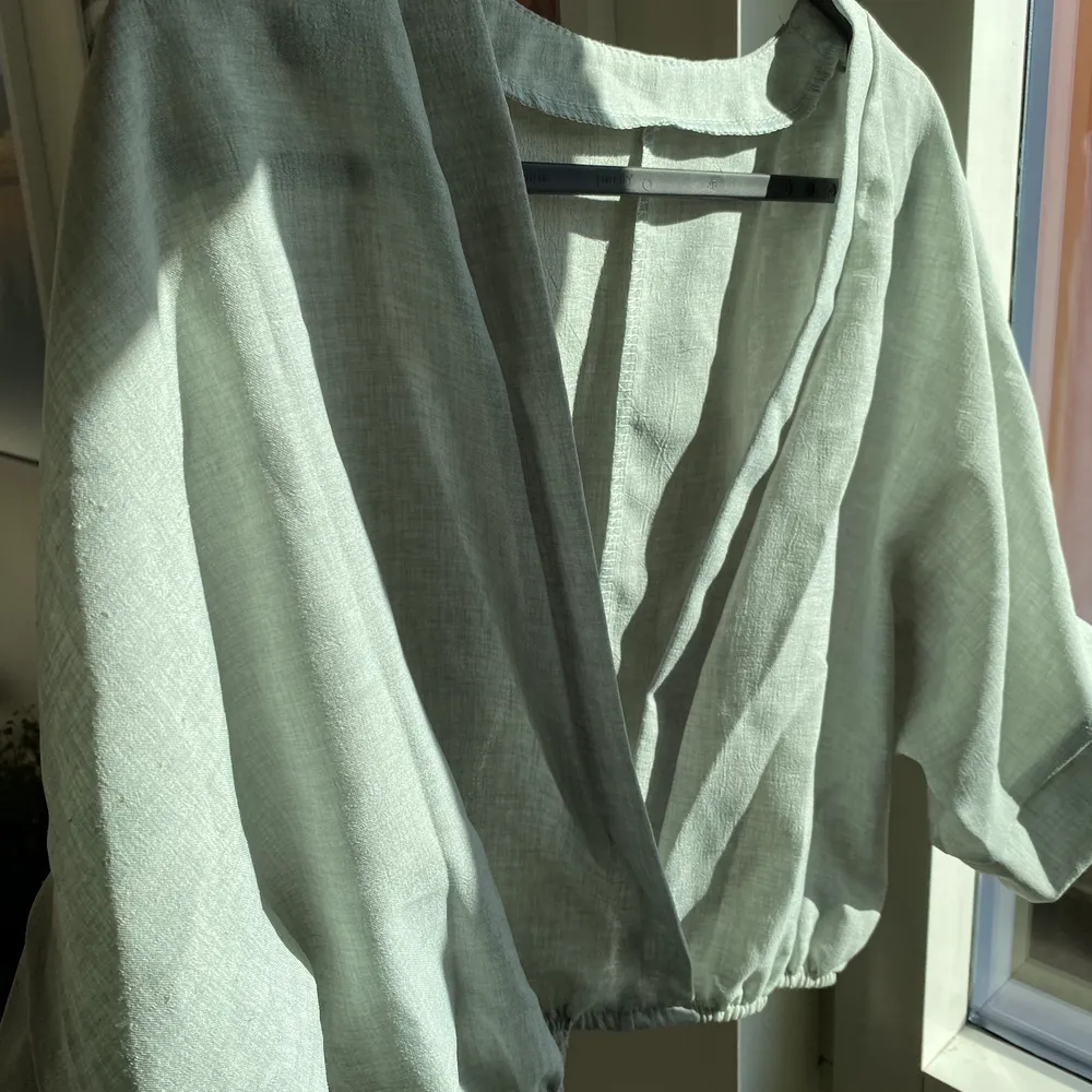 Snygg avslappnad tröja från Shein. Supersöt och enkel tröja. Andra bilden har tröjan en verklighetstrogen färg. Kan mötas upp i Halmstad annars står köpare för fraktkostnad.. Toppar.