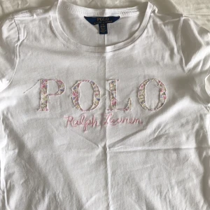 Polo Ralph lauren t-shirt - Jätte fint skick och är använd ca 3 gånger✨det är barn storlek men funkar en xxs lika bra💕köparen står för frakt🌸