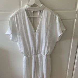 Playsuit - Knappt använd byxdress från Ginatricot i vit sammet ish. Har öppning både fram och bak. Super skön! Dock väldigt rymlig