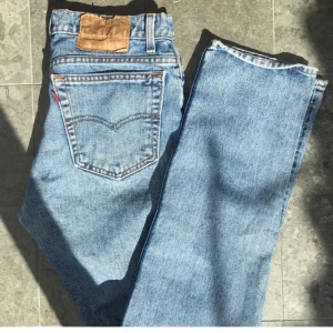 Vintage levis 🖤 - Skitsnygga vintage levis köpta här på plick, tyvärr var dom lite stora på mig :( personen på bilden är 180 lång 💖 frakten ingår 