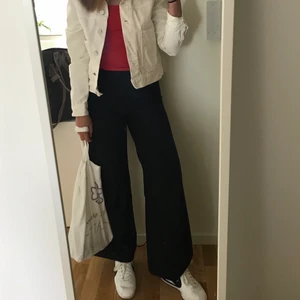 NAKD X Nicci Hernestig BYXOR - HELT NYA OANVÄNDA BYXOR från Nicci Hernestigs kollektion med Nakd. Ord pris 500kr Säljes pga ej rätt storlek för mig. Otroligt sköna samt snygga på. . Betalning via swish.