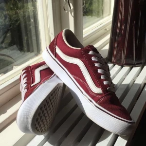 Röda Oldskool Light Weight-Vans - Jättefina lätta vans i vinröd färg! Köpte för 2-3 år sedan men har ej använt så mycket. Mycket fint skick, små slitningar men som knappt går att se. (Frakt tillkommer) Hör gärna av er för frågor eller fler bilder!!💖🌸