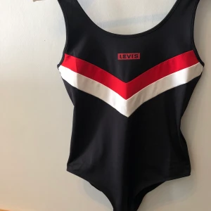 Levis bodysuit - Helt oanvänd Levis body med lappen kvar. Köpt online för ett halvår sedan men kom aldrig till användning och tiden för retur tog slut:( Kan mötas upp i Stockholm eller frakta (köparen står för frakt).