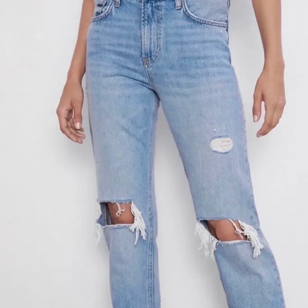 Säljer dessa super snygga jeans från zara, ser ut som nya, Buda! Strl 36. Jeans & Byxor.