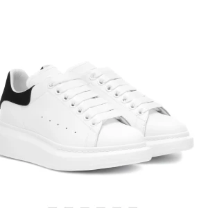 Alexander McQueen skor - Köpte felaktigt fel storlek och säljer det 3.376kr frakt ingår inte. Jag tar swish och PayPal🌸