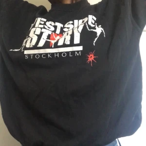 Collegetröja - Collegetröja med merch från chinateatern från deras uppsättning av Leonard Bernsteins "West Side story ". 😍