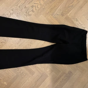Kostymbyxor  - Svarta kostymbyxor från bikbok. Säljer då dom har blivit för små. Passar någon som brukar ha xs. Hör av dig för fler bilder. 