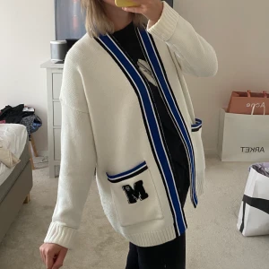 Kofta - Kofta från maje! Vit med ett blått M, supersnygg men är i princip oanvänd! Storlek 1 motsvarar typ S. 3000kr ny