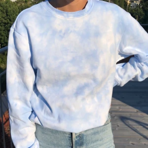 Tiedye sweatshirt - Säljer denna skitsnygga sweatshirt med tiedye. Den är helt ny och endast prövad för bilder. Storleken är XS men i herr, så mer som en oversized XS/S i dam. Såld! Men har en till i min profil:)
