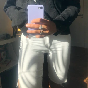 Vita jeansshorts  - Avklippta shorts 