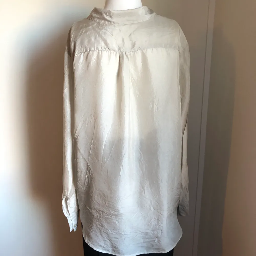 Skjorta i silke från Wera i storlek 42. Passar 36-42. Sparsamt använd. . Skjortor.