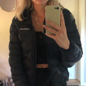 puffig peak jacka - Jacka från peak nypris 2500! En mer puffig modell än den traditionella. Den är i toppenskick, inga fläckar eller hål och säljs eftersom den inte används. Fungerar både till höst och vinter och passar till mycket! Vid snabb affär bjuder jag på frakten❤️