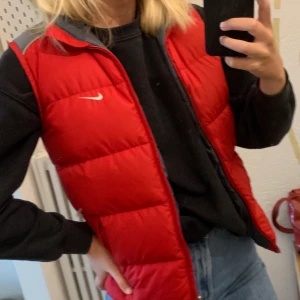 Nike väst - En supersnygg väst från Nike som jag inte får så mycket användning av längre tyvärr, köparen står för frakten:)