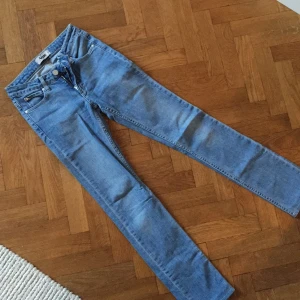  - Acnes Jeans i ljus tvätt, sällan använda. Nypris 1500kr.