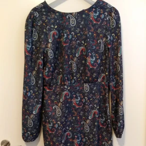 Mönstrad klänning - Mönstrad superfin klänning med volang i kjolen, knappt använd