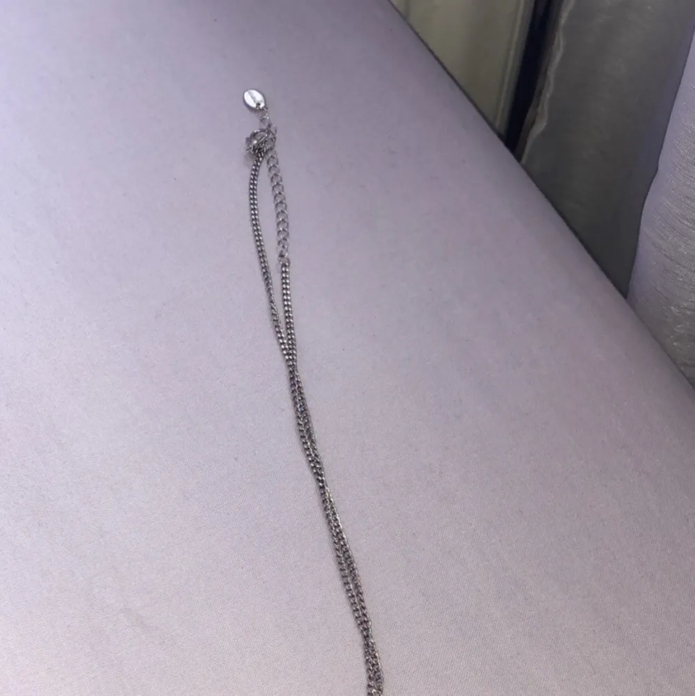 Ett jättefint halsband med ett lås, säljer på grund av att jag gjort två!. Accessoarer.