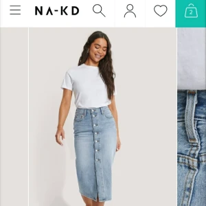 Levis kjol - En lång jeanskjol från Levi's. Helt NY och oanvänd, endast testad! Det står att det är storlek 26 i den. Jag har i vanliga fall storlek 27 på jeans och storlek 36 och small i andra storlekar och den satt perfekt på mig!  Frakt ingår i priset💋