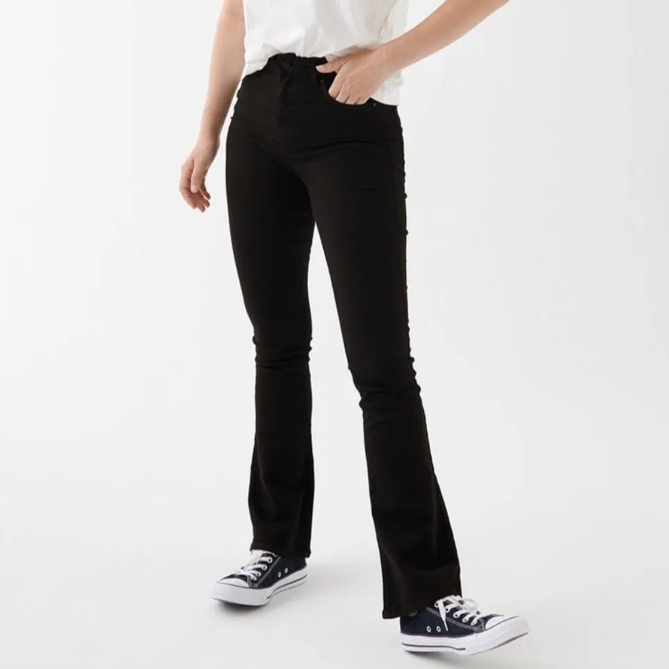 Mycket fina bootcutjeans från Gina Trico’t. Som nya! . Jeans & Byxor.