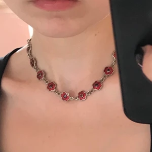 Halsband med blommor  - Jättefint halsband med röda blommor! Frakt 11kr 