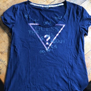 Guess t shirt bra for M marinblå  - Used few times super good condition all the cristals keep still