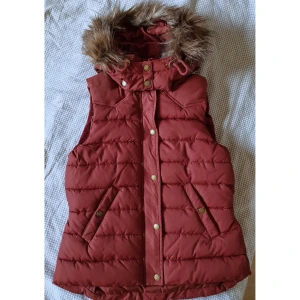 Skön och mysig väst från H&M i strl 38 - Skön och mysig väst från H&M i strl 38. Fint skick. Köparen står för frakt.