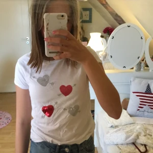 Söt t skirt - Vanlig t-skirt  med hjärtan på 💕 mjuk 20 kr!!                  + frakt 🚚 