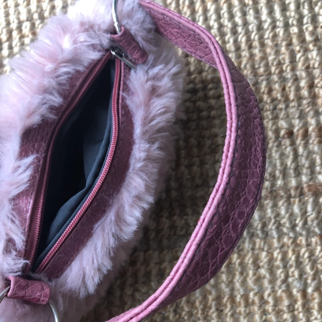 Fluffig rosa axelväska - 90