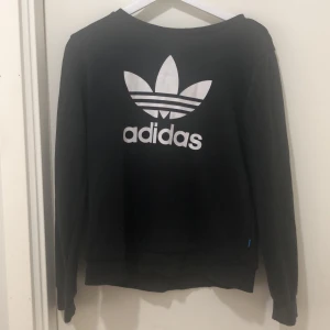 Adidas tröja  - Adidas tröja. Vit text. Köpt från adidas affär använd 2-3 ggr 