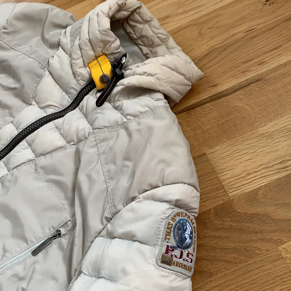 En jätte skön vår/höst jacka från parajumpers i storlek S, jag är 1,63 och sitter super bra på mig använd fåtal gånger köpt för 3800kr säljer min för 1800kr (köparen står för frakten) . Jackor.