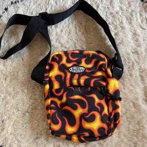 Flame väska!🥵😎 - Petats and Peacocks flame väska som jag aldrig använt! Helt ny!💘