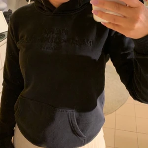 Svart Peak Performance Hoodie XS - Säljer denna svarta peak performance hoodie i storlek XS. Inga defekter. Köparen står för frakt 