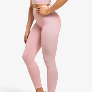 Träningstights från better bodies - Träningstights från Better Bodies. Säljs pga fel storlek. Aldrig använda, endast testade. Vid snabb affär sänka priset🌸 tveka inte att höra av dig vid frågor!