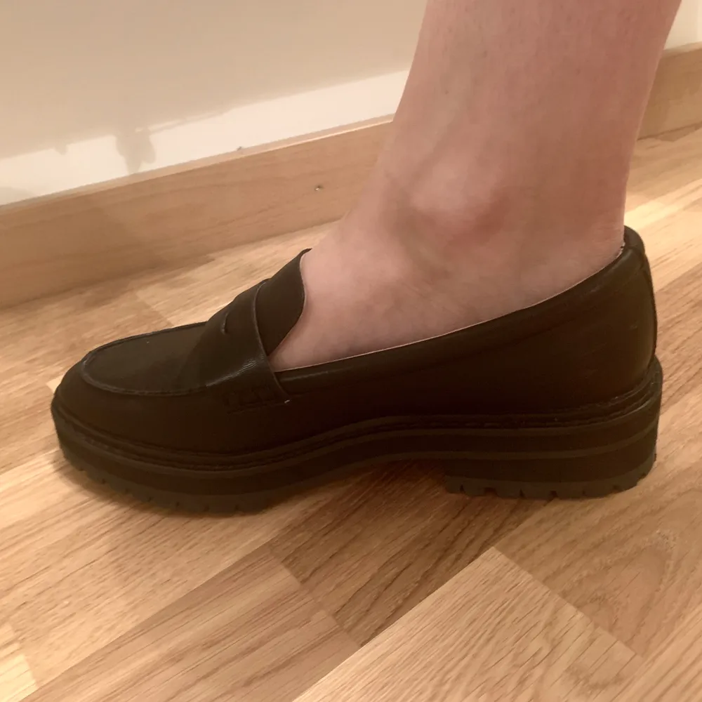 Loafers i läderimitation märket RAID. Inköpta från asos för 420 kr för ungefär en månad sedan och använda 2 gånger. Säljs pga att jag har ett liknande par hemma. Bra skick, bekväma, lagom i storleken. Skorna helt svarta med matt finish.. Skor.