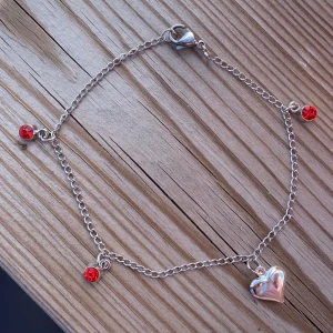 Armband  - Vid köp av denna går 15% till Hjärtlungfonden! Frakten ligger på 11kr❤️