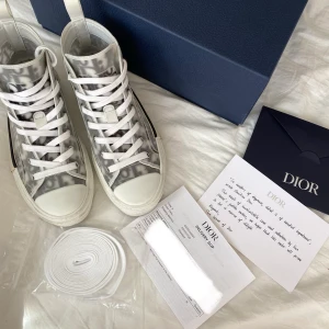 INTRESSEKOLL - INTRESSEKOLL så kom med bud (INGA skambud)💗💗💗 High-top dior B23, Storlek 35 men passar 36, har kvitto och orderbekräftelse, box, dustbag, extra snören osv. Använda ett fåtal gånger bara därav funderar jag på att sälja