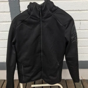 The north face huvtröja strl S - Snygg och sparsamt använd! Bra skick! 