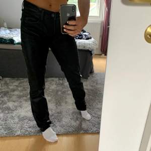 Slutsålda glansiga jeans från Zara i storlek 36. Endast använda 2 gånger. Pris: 220kr + frakt.