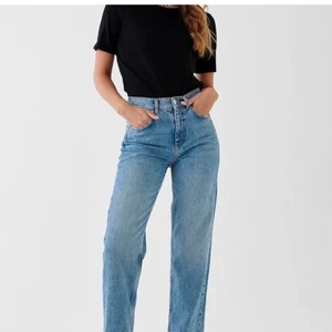 Jeans high waist - Säljer mina super sköna jeans från Gina tricot. Använda ett fåtal gånger så i superfint skick. Storlek 34 och går lite över skorna som man ser på bilden. Nypris 599kr och de är som nya