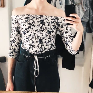 Off shoulder topp - Fin mönstrad topp från bikbok. Knappt använd och nytt skick. Möts i Hornstull eller så stor köparen för frakt. Storlek M. 