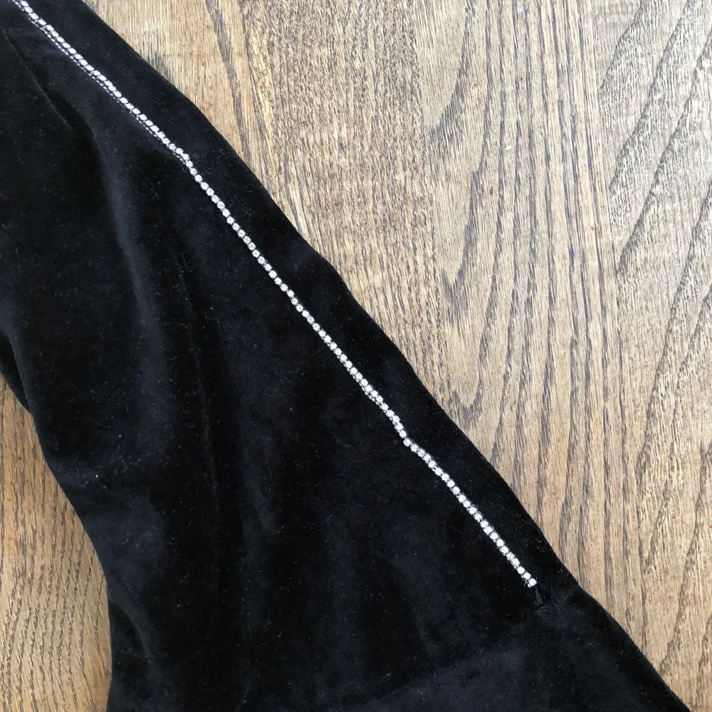 knappt använd i storlek xs, svart sammets hoodie med silver stenar längst  armarna . Tröjor & Koftor.