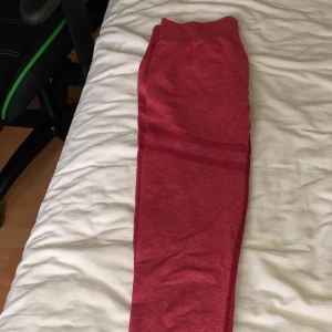 Säljer ett par så sköna träningsbyxor! - Så fina och sköna träningsbyxor. Säljer på grund av garderobsrensning! DU FÅR WOW RÖV!!