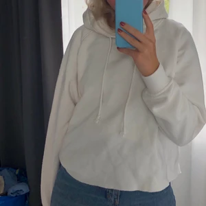 Vit bikbok hoodie - Vit hoodie från bikbok i superbra skick, mudden är dock avklippt nertill av förra ägaren. Frakt tillkommer