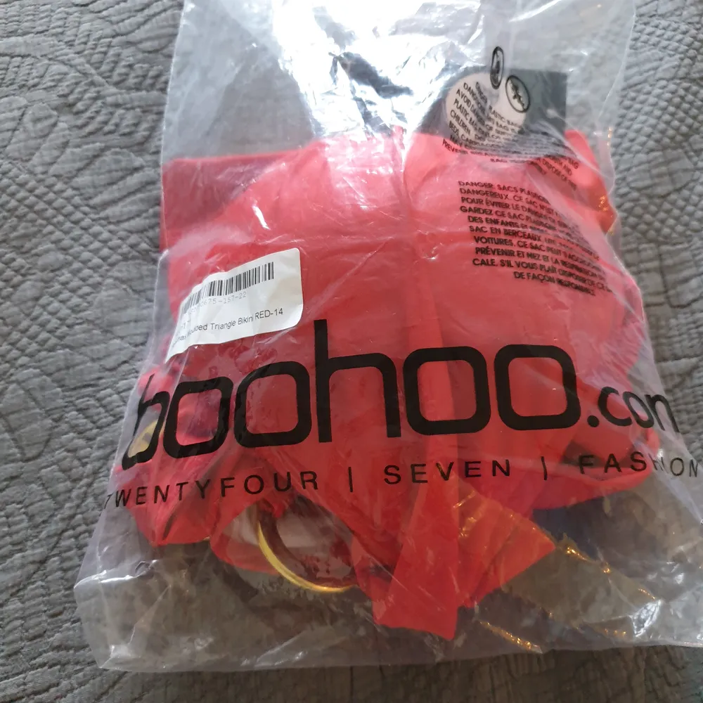 NEW red bikini from BOOHOO - hygiene strip and labels are still attached - will fit size M - L - bikini top is a little bit padded. Övrigt.