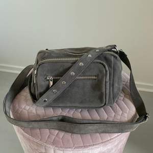 Noella väska i modellen Silvia Crossover. Använd endast 1 gång och är som i nyskick. Dustbag finns.